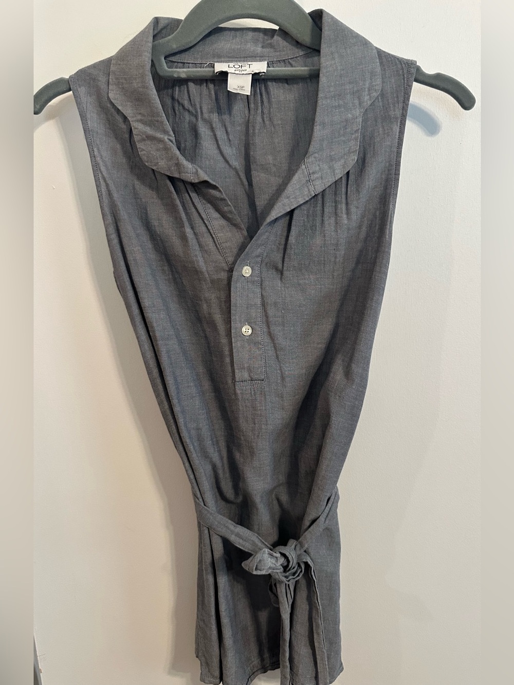 Ann Taylor LOFT collared sleeveless top